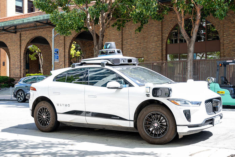 Waymo, tam otonom sürüş özelliğine sahip şehir içi taşımacılık alanında çalışıyor. Waymo, tam otonom sürüş özelliğine sahip şehir içi taşımacılık alanında çalışıyor.